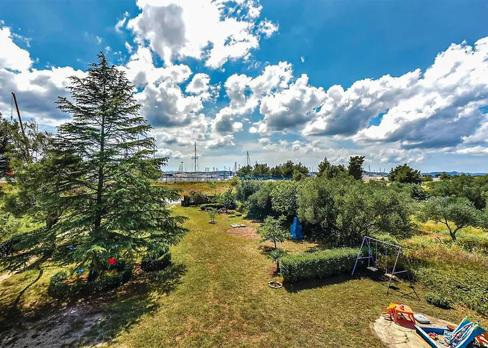 Апартаменты Cozy In With Wifi Сукошан